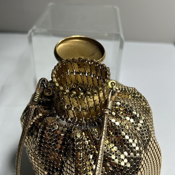 Whiting and Davis Gold Chain Mesh Link Expandable Top Pop Beggars Crossbody Bag - Picture 10 of 11